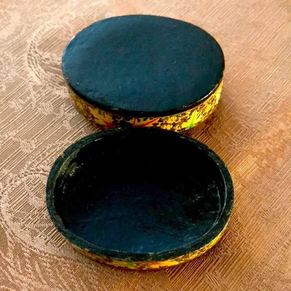 Handcrafted and painted oval box made in Kashmir. - Picture 5 of 6